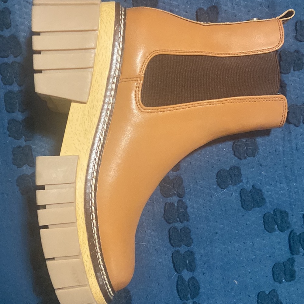 Steve Madden, leather. Like new! Worn once, l don’t know how to style them. 6.5.